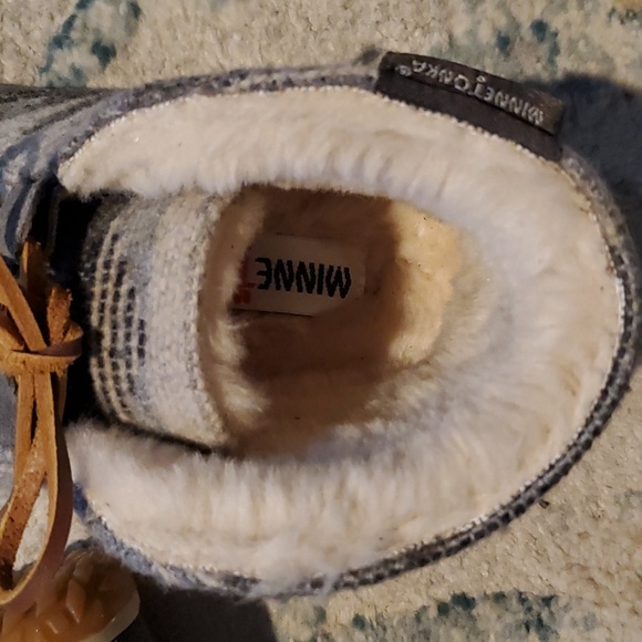 MINNETONKA SHOES Size 5 - Picture 5 of 7